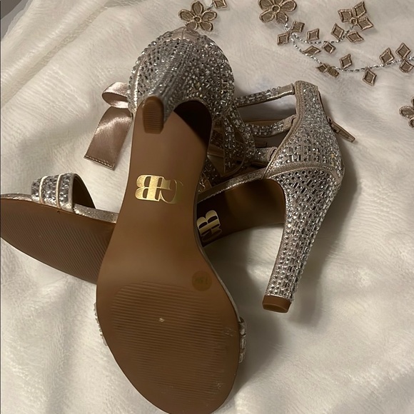 GB Gianni Bini  prom and Gold Heels with Rhinestone Bow Straps. - Picture 10 of 12